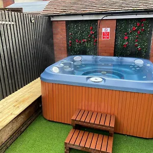https://friends-house-hot-tub-sleeps-8.hotelsin-chester.com
