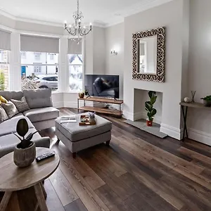 https://large-bright-central-maisonette-with-free-parking.hotelsin-chester.com