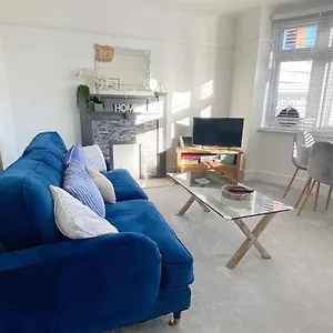 https://coastal-breeze-beautiful-two-bedroom-apartment-with.tophotelsbath.com